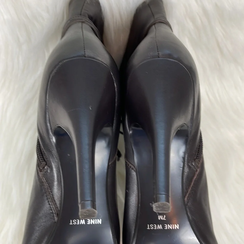 NINE WEST BROWN BOW ACCENT BOOTIES